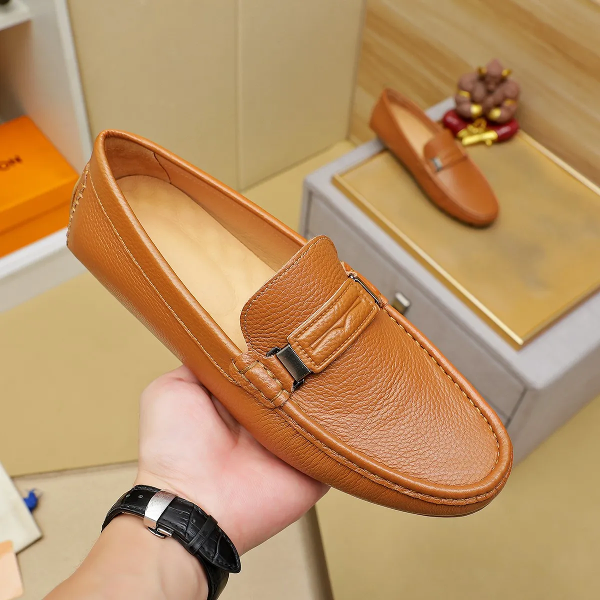 Men's shoes 💰360 💰 LV Louis Vuitton's top-quality Peaches men's shoes 💯Original copy of the official website, the upper is made of imported official website 1:1 material ❌Italian 🇮🇹 cowhide surface, imported pigskin lining. It’s definitely not made with ordinary craftsmanship, it’s the model used by celebrities! The factory’s craftsmanship is designed to create the most perfect shoes for trendy men! Colors available! 38-44 yards
